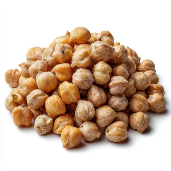 Kurumuş bezelye yığını, yumuşak gölgeli, temiz beyaz bir arka plana saçılmış.