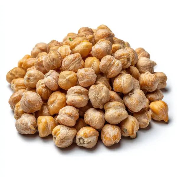 Yumuşak gölgeli temiz beyaz bir arka planda kurumuş nohut yığınını kapat