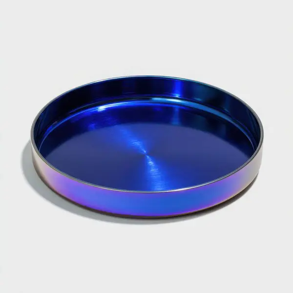 Modern yanardöner mavi metalik yuvarlak tepsi, fırçalanmış, beyaz arka planda bitirilmiş.