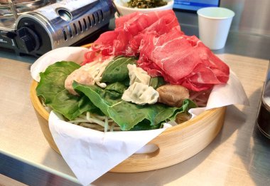 Taze Shabu Shabu İçindekiler Dilimlenmiş Biftek ve Sebzelerle Sıcak Tencere Pişirmeye Hazır