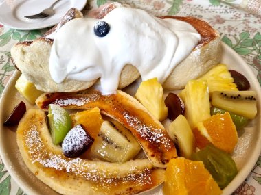 Taze meyve ve kremalı yumuşak sufle krepleri.