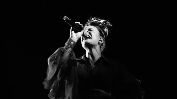 Yakıt fandando en blanco y negro