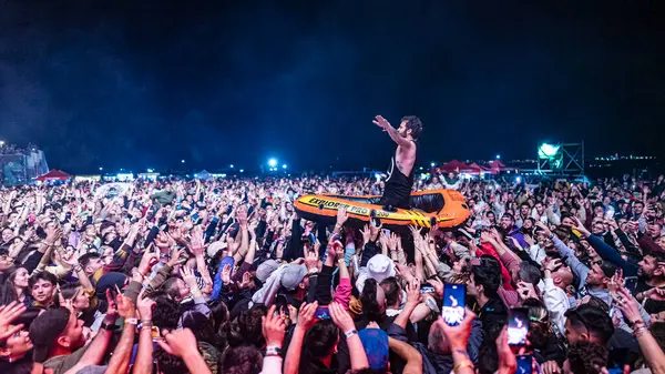 el canijo de Jerez  en concierto en una barca con el publico