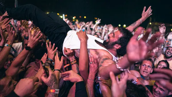 el canijo de Jerez  en concierto se tira al publico