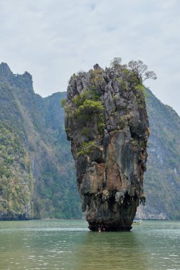 Çarpıcı bir kireçtaşı oluşumu berrak sularda, canlı yeşillikler ve sarp kayalıklarla kaplıdır. Huzurlu atmosfer mekanın doğal güzelliğini arttırır..