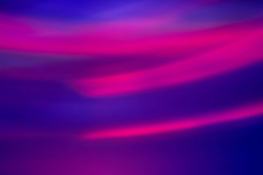 Mavi ve morun pürüzsüz bir gradyanı ile soyut uzun pozlama ışık boyası. Teknoloji, hız, enerji ve modern fütüristik tasarım için bir kavram.