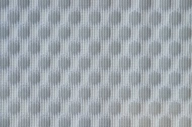 Bu tekstil, ızgara biçiminde düzenlenmiş dairesel tasarımların ayrıntılı bir kalıbını içerir..