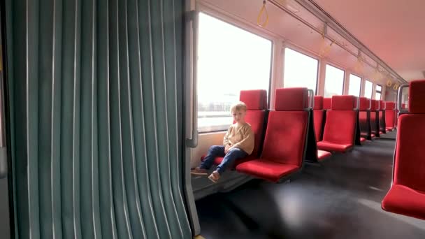 Roztomilý Dítě Chlapec Sedí Vlaku Čeká Odjezd Dívá Kamery — Stock video