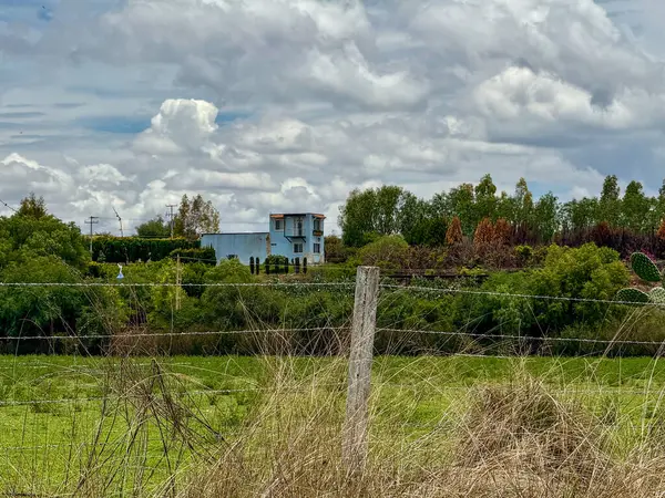 Bulutlu bir günde seyahat ederken kırsalda eski bir ev