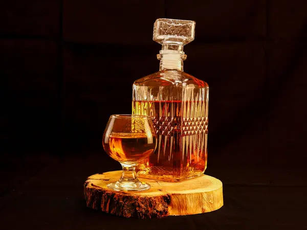 Kırsal Ahşap Tabanda Zarif Viski Kadehi ve Dekanter