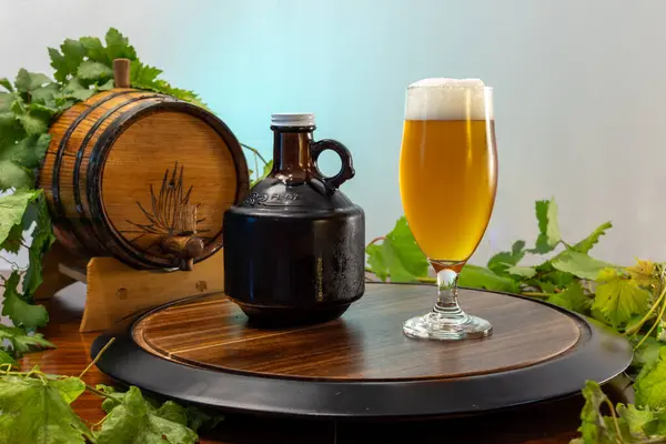 Temiz bir bardakta servis edilen ev yapımı bira, bira fıçısı gibi elementler ve hoplayan yapraklar otantik bir bira havası yaratıyor.