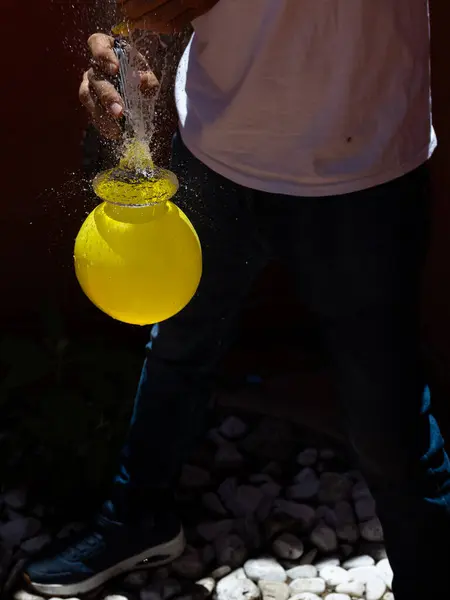 Su sıçratma ve donmuş hareketi gösteren bıçakla patlayan bir su balonunun yüksek hızda yakalanması. Yaz, eğlence, enerji, aksiyon ve ferahlatıcı anlar için mükemmel.