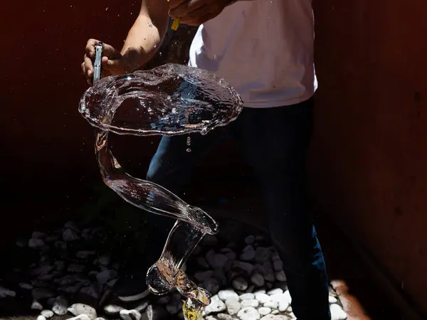 Su sıçratma ve donmuş hareketi gösteren bıçakla patlayan bir su balonunun yüksek hızda yakalanması. Yaz, eğlence, enerji, aksiyon ve ferahlatıcı anlar için mükemmel.