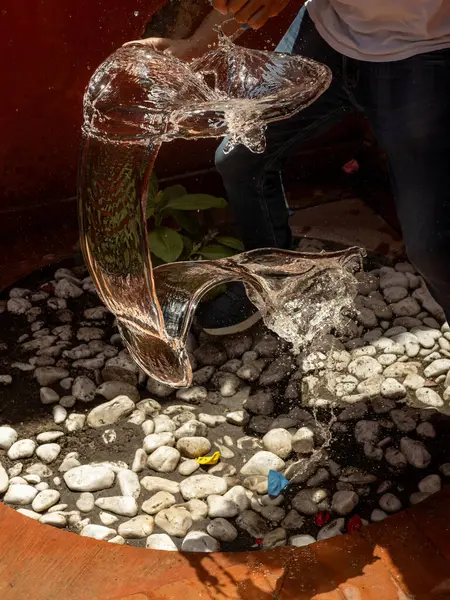 Su sıçratma ve donmuş hareketi gösteren bıçakla patlayan bir su balonunun yüksek hızda yakalanması. Yaz, eğlence, enerji, aksiyon ve ferahlatıcı anlar için mükemmel.