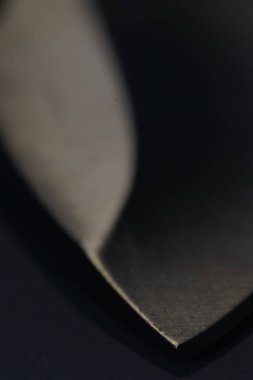 Siber punk tarzında makro kompozisyonlar ve farklı günlük kullanılan aletler parlak renkli LED ışıkta kullanılıyor.