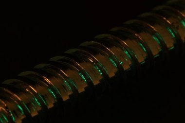 Parlak renkli LED ışığı ile farklı günlük kullanılan aletlerle siber punk tarzında makro kompozisyonlar