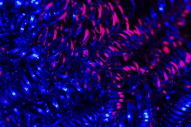 Parlak renkli LED ışığı ile farklı günlük kullanılan aletlerle siber punk tarzında makro kompozisyonlar