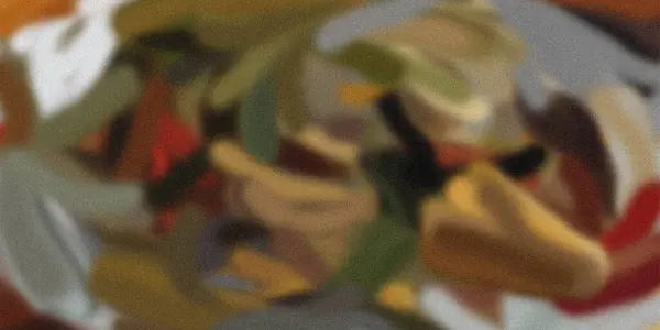 Canlı bir yakın plan, lezzetli besin bileşenleriyle dolu bir tabak yakalıyor. Bu yemek çok leziz, taze ve sağlıklı bileşenler sergiliyor, gurme yemeği için mükemmel..