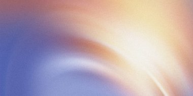 Yumuşak, soyut bir görüntü. Pastel renklerin karışımı serin mavilerden ılık şeftali ve krema tonlarına dönüşüyor. Arka planda ince bir kumsal dokusu var..