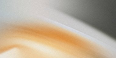 Bu görüntü açık griden sıcak, kumlu turuncu renge yumuşak bir değişim gösteriyor. İnce dokulu bir efekt derinlik ekler, görsel olarak çekici soyut bir arkaplan yaratır.