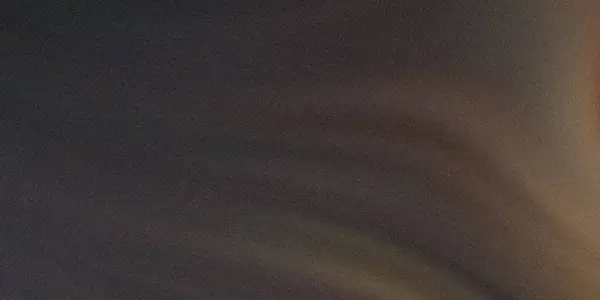 Dilsiz kahverengi ve gri tonların karışımı ile kumlu bir dokuyu gösteren dijital bir görüntü. Renkler yavaş yavaş kayar ve karışır, yumuşak ve soyut bir etki yaratır.