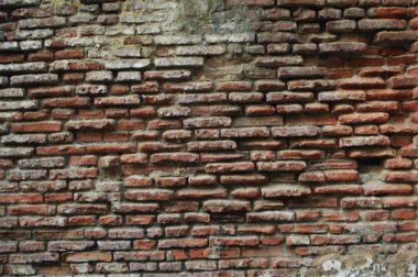 Çimento alçılı, eski bina duvarının arka planı. Eski binadaki kırmızı tuğla duvar. Arka plan için tuğla duvar. Duvar çatlağı. Arkaplan deseni Wall Street vintage 'ı su yüzüne çıkarıyor