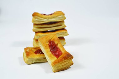 Çilekli reçelle doldurulmuş puf böreği. Puf böreği taze fırın kulübesi beyaz arka planda izole edilmiş. Ürün ambalaj kapağı fotoğrafı için puf böreği