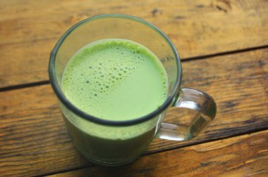 Eski ahşap kaplamalı yeşil kibrit kutusunun üst görüntüsü.