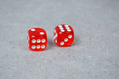 Gri arkaplanda izole edilmiş zar koleksiyonu. Kumar. bahis