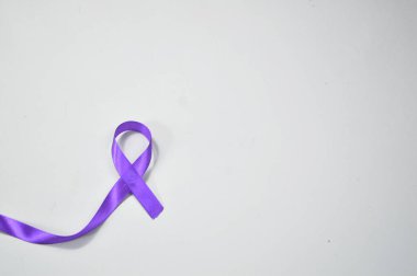 Beyaz arka planda mor farkındalık kurdelesi, pankreas kanseri, dünya alzheimer, epilepsi, lupus ve aile içi şiddet günü farkındalık ayı, yaşayan insanları desteklediği için mor kurdele tutan kadın. Sağlık ve Dünya Kanser Günü konsepti