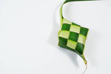 Beyaz arka planda ketupat (Rice Dumpling). Ketupat, bayram bayramında pilav pişirmek için taze hindistan cevizi yapraklarından yapılan doğal bir pirinç kabıdır. Beyaz arka planda izole ketupat fotoğrafı. Arkaplan için Blured ketupat