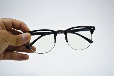 Siyah çerçeveli gözlükler beyaz arka planda izole edilmiş. Görme engelli birine günlük hayatı okumak için mor gözlükler. Kopya alanı ile arka plan sağlık kavramı olarak beyaz arkaplan.