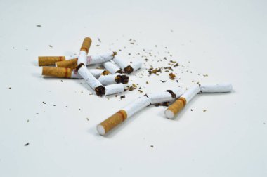 Beyaz arka planda izole edilmiş kırık sigara, beyaz arka planda birkaç kırık ve ezilmiş sigara. Dünya Tütünsüz Günü