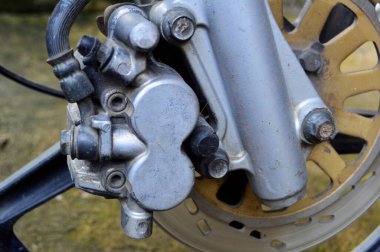 Motosiklet kalibreli disk fren arka planı, motosiklet lastikleri ve otomatik motosiklet kalibreleri modern motosiklet frenini kapat..