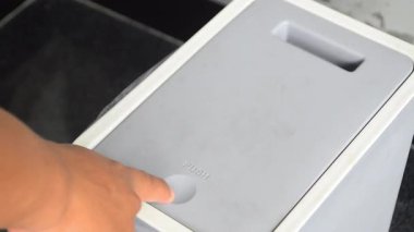 Kullanılmış kağıt atıklarını çöp kutusuna atan, çöpe çöp atan bir kadının elini kapat. Ofis kağıdı atığı. Buruşmuş kağıt. Çevresel temizlik kavramı.