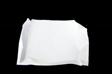 Kağıt bir top oluşturmak için kağıdın animasyonu buruşmuş. Siyah arka plan. Kağıt topu boş bir sayfa oluşturmak için yayılır ve kaybolana kadar tekrar katlanır. 