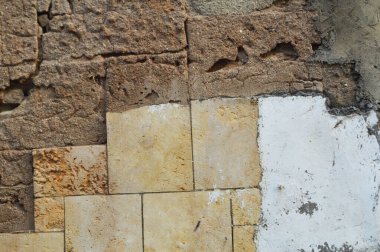 Eski binaların duvarları kırılgan. Arka plan için duvarlar. Eski doğal taş duvar aşınmaya başlıyor.