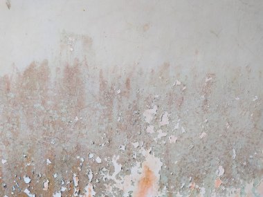 Eski bir binanın duvarları dökülmeye başlayan boyalarla kirlenir. Eski bir duvar. Kirli duvar..