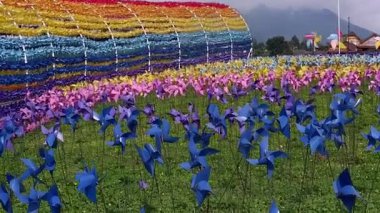 Binlerce renkli küçük yel değirmeni rüzgârla savruluyor ve güzel bir şekilde birlikte dönüyor. Turistlerin eğlenmesi için parka çeşitli rengarenk yel değirmenleri kuruldu.