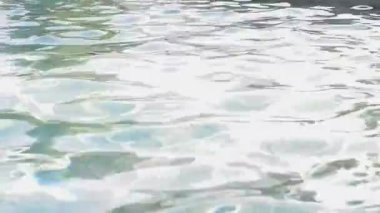 Su yüzeyi dokusu, yavaş çekim döngüsü temiz yüzme havuzu dalgaları ve dalga kırılması güneş ışığı üst görüş dokusunun kırılması, 3D canlandırma animasyonu. Havuzun suyunda dalgalanmalar. 