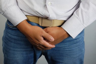 Ereksiyon bozukluğu konsepti. Kasığını tutan adama yaklaş. Erkek sağlığı. Cinsel organı tutan adam. Erkek sağlığı, zührevi hastalıklar, cinsel hastalıklar