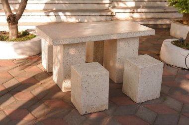 Beyaz taştan yapılmış masası ve sandalyeleri olan bir kafeterya ya ya da kafeterya. Modern iç tasarım konsepti ve mobilya.