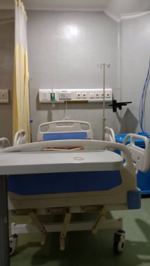 Büyük yataklı bir hastane odası.