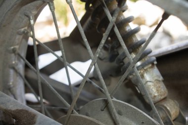 Eski paslı motosiklet tekerleğini kapat.