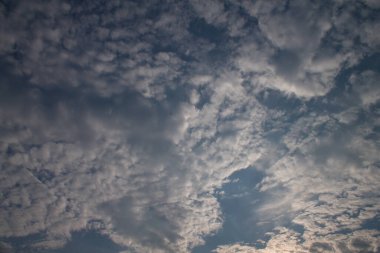 Bulutlu mavi gökyüzü