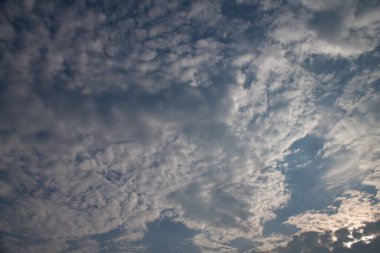 Arka planda mavi gökyüzü olan bulutlar