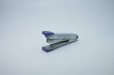 Beyaz arkaplanda mavi ve beyaz tel zımba izole edildi