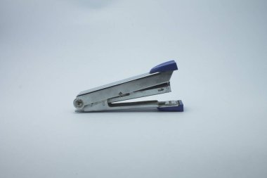 Beyaz arkaplanda mavi ve beyaz tel zımba izole edildi