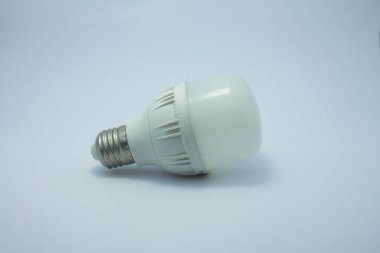 Beyaz arkaplanda LED ampul