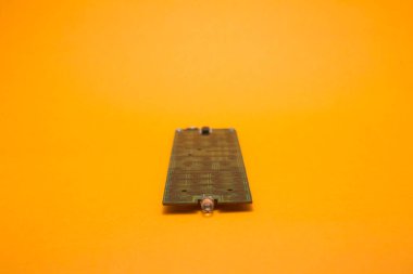 Turuncu arkaplanda pcb tahtası